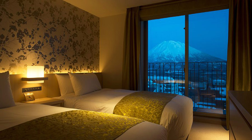chalet-ivy-hirafu-rooms-and-suites-superior-room-mt-yotei-view-2-900x500